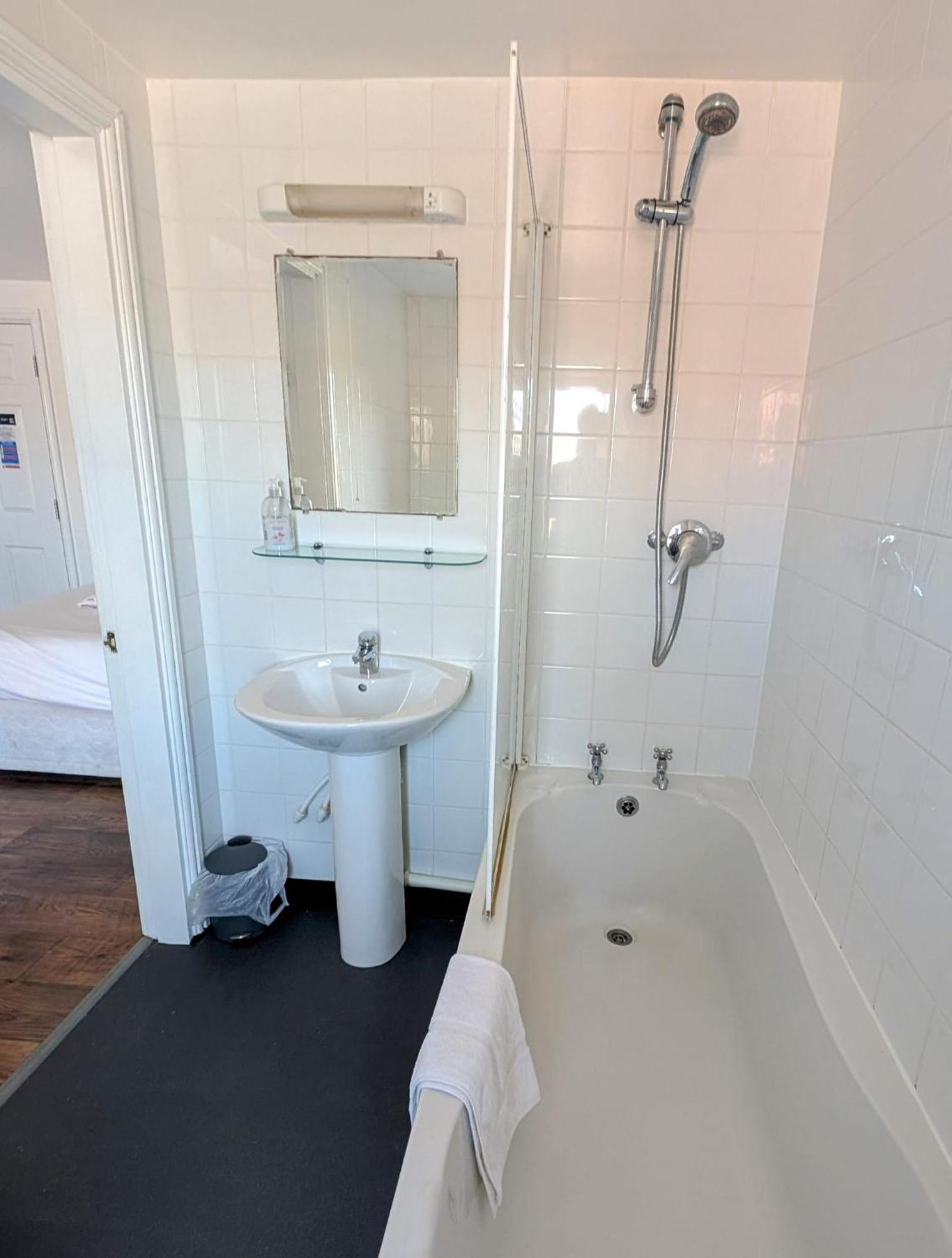 Oyo Aparthotel Hathern Ngoại thất bức ảnh